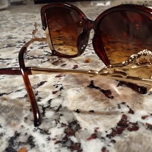 Women's gold arm cat shades/Cartier